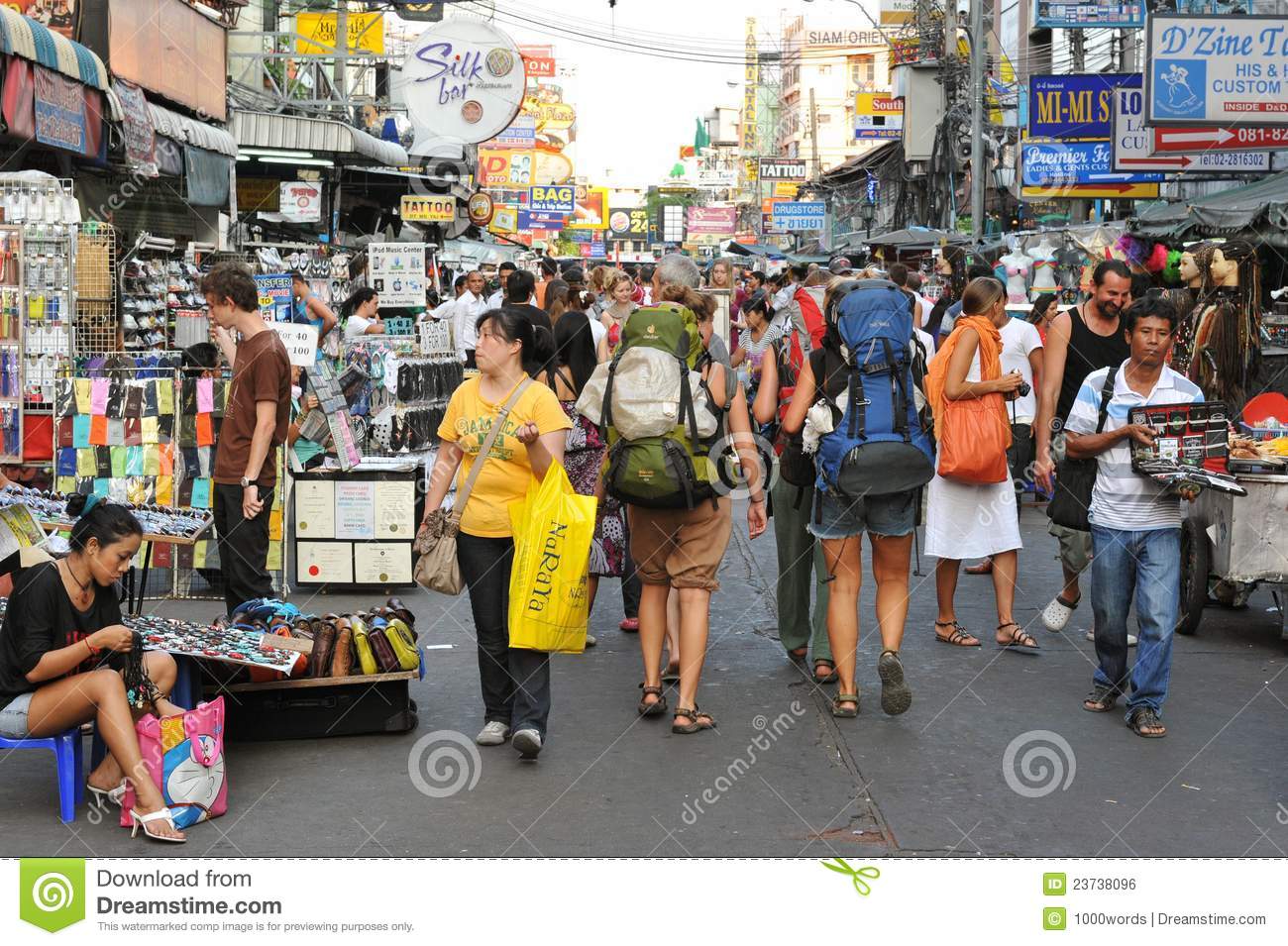 Naam: toeristen-op-de-weg-van-khao-san-bangkok-23738096.jpg
Bekeken: 246
Grootte: 227,6 KB