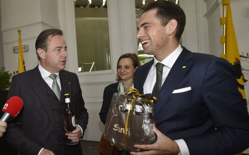 Naam: Bart_De_Wever_-_Tom_Van_Grieken_2.jpg
Bekeken: 759
Grootte: 55,8 KB