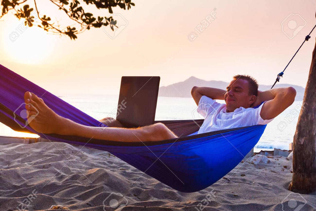Naam: 38238603-uomo-disteso-su-un-amaca-utilizza-il-computer-portatile-in-modalit*-remota-in-spiaggia.jpg
Bekeken: 195
Grootte: 129,3 KB