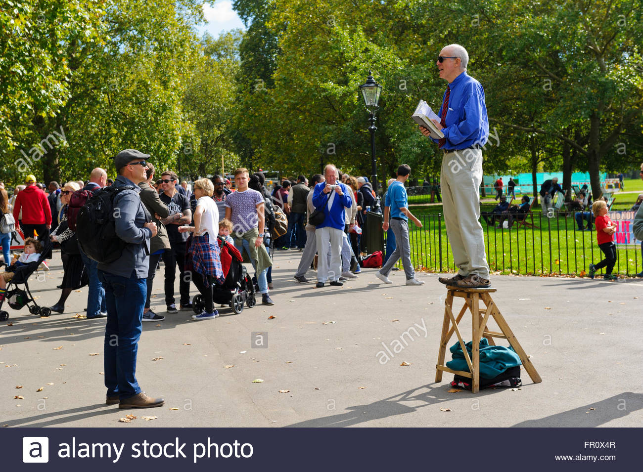 Naam: a-man-addressing-the-crowd-at-speakers-corner-in-hyde-park-london-FR0X4R.jpg
Bekeken: 1114
Grootte: 298,9 KB