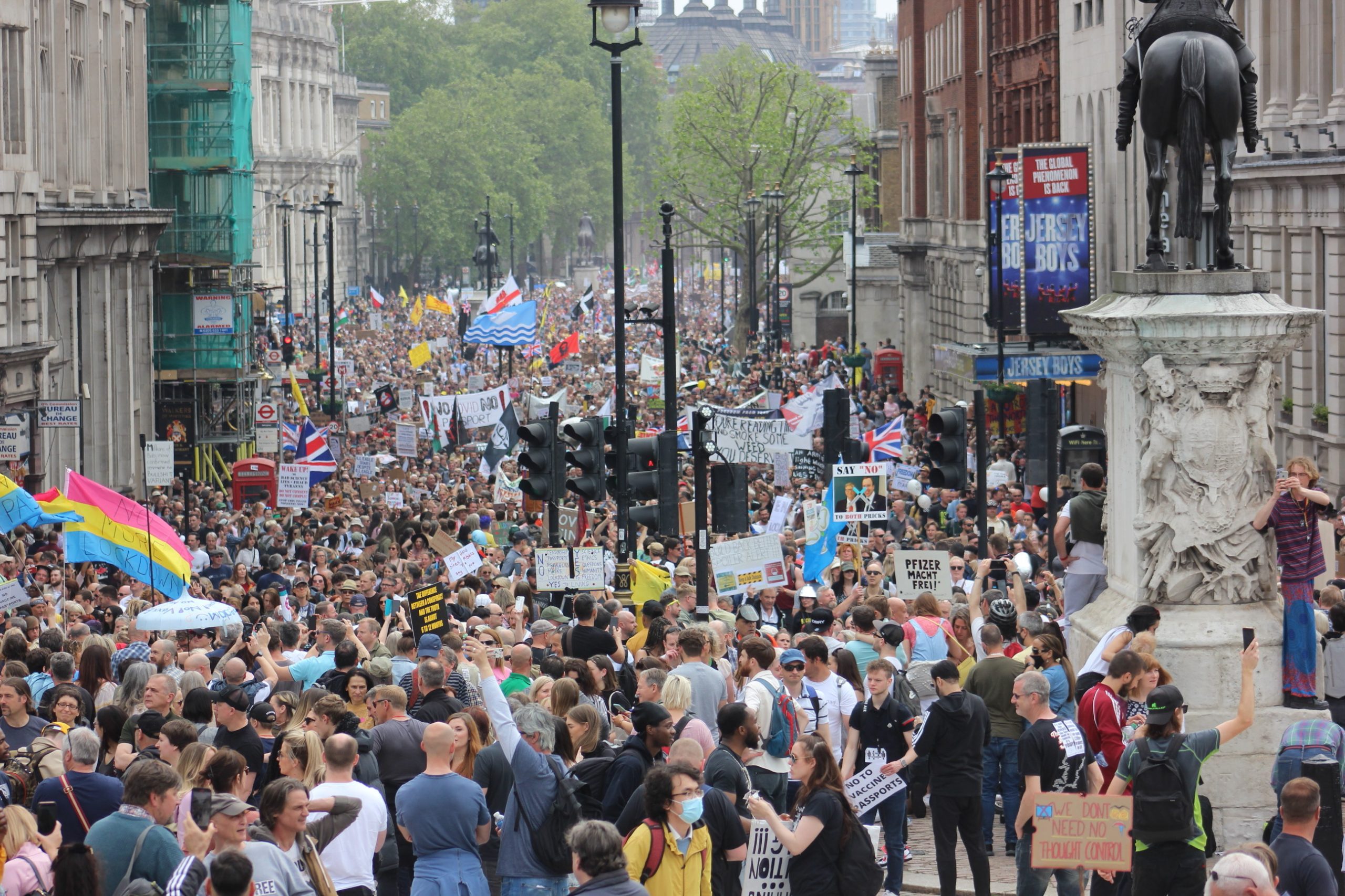 Naam: demo-marching-towards-trafalgar-square-1-scaled.jpg
Bekeken: 81
Grootte: 777,6 KB