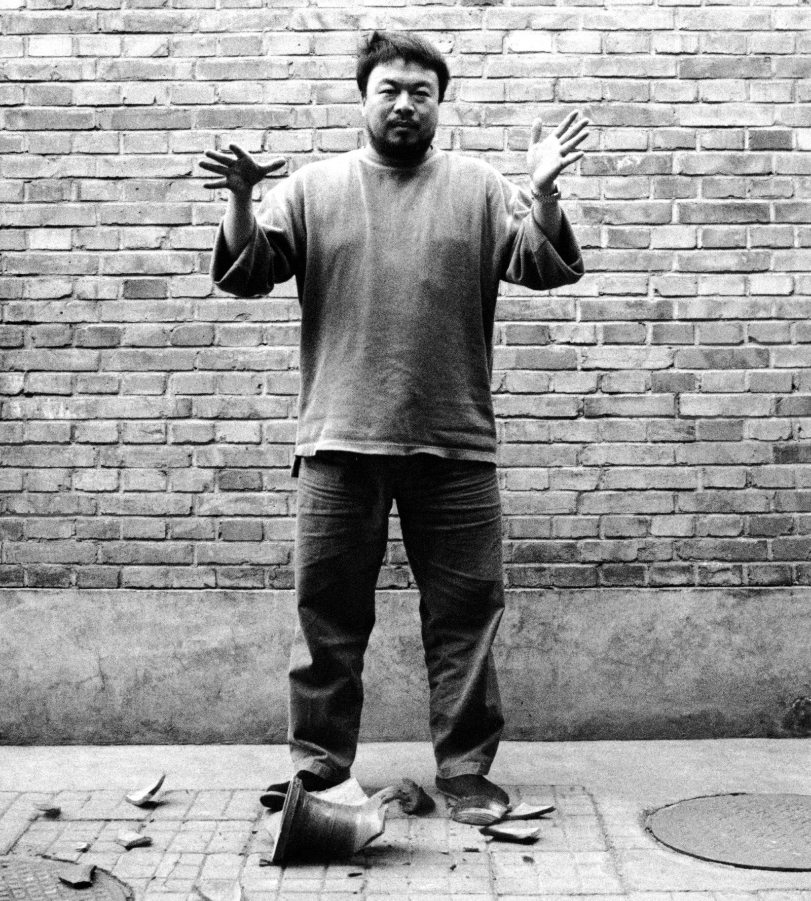 Naam: Ai-Weiwei-Dropping-a-Han-Dynasty-Urn-1995-Third-panel-of-the-triptych--800x889@2x.jpg
Bekeken: 374
Grootte: 832,8 KB