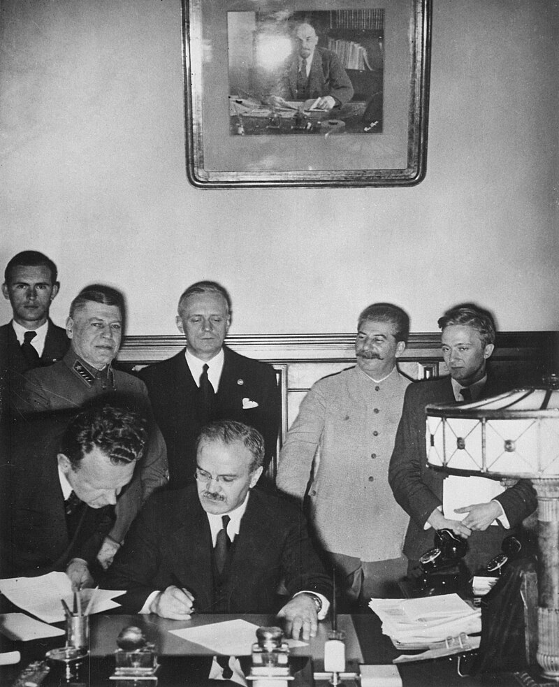 Naam: MolotovRibbentropStalin.jpg
Bekeken: 63
Grootte: 166,9 KB