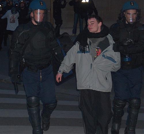 Klik op de afbeelding voor een grotere versie

Naam:  Arrestatie-746946.jpg
Bekeken: 115
Grootte:  153,0 KB
ID: 20831