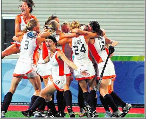 Naam: 2008_wk34_Grote_Vreugde_bij_Gouden-Dames_Hockey-Team.jpg
Bekeken: 484
Grootte: 38,1 KB