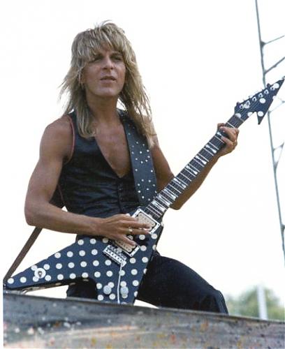 Klik op de afbeelding voor een grotere versie

Naam:  Randy_rhoads1_crop.jpg
Bekeken: 99
Grootte:  69,4 KB
ID: 51591
