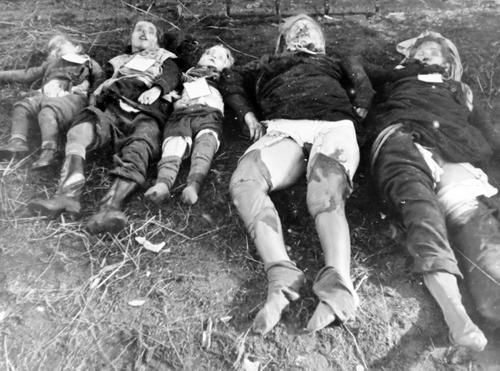 Naam: Germans_killed_by_Soviet_army.jpg
Bekeken: 1255
Grootte: 41,8 KB