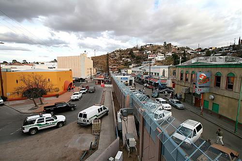 Klik op de afbeelding voor een grotere versie

Naam:  Mexican-American_border_at_Nogales.jpg
Bekeken: 47
Grootte:  100,4 KB
ID: 93632