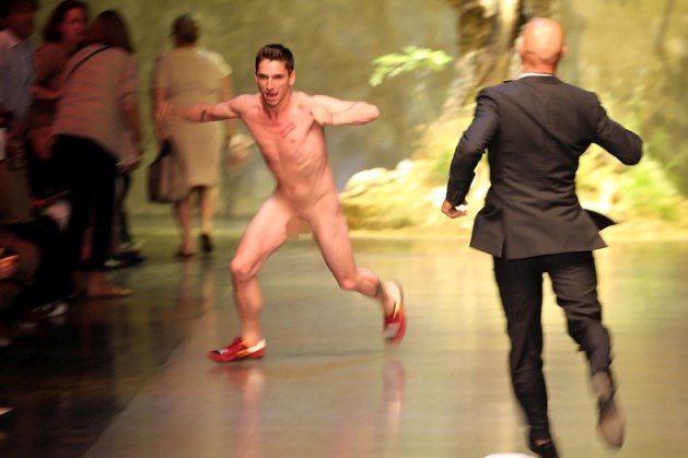 Naam: streaker-opent-modeshow-dolce-gabbana.jpg
Bekeken: 185
Grootte: 44,6 KB