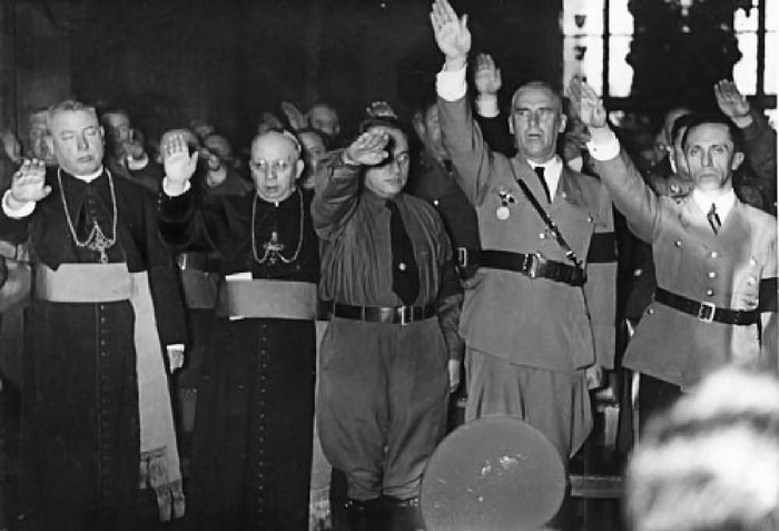Naam: Clergy-Nazi-Officials-apr-16.jpg
Bekeken: 297
Grootte: 51,6 KB